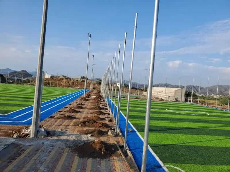 تركيب شبوك الملاعب لحماية وتنظيم المنشآت الرياضية